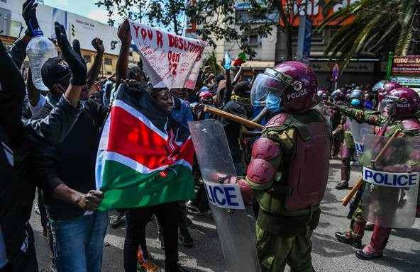 Halk protesto etti. Vergi artışından vazgeçildi - Resim: 15